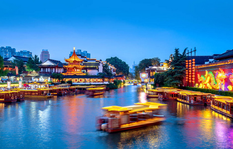 南京孔庙风景名胜区和秦淮河。人们正在参观。位于中国江苏省南京市