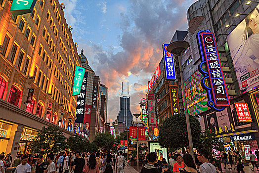 与家人一起游玩观赏上海南京路外滩和步行街(下集)